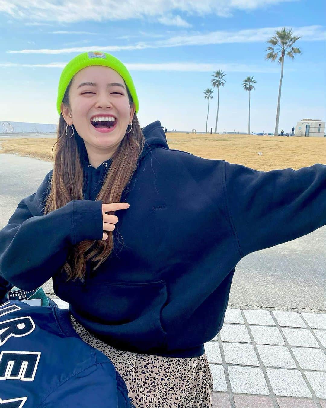 富久美玲のインスタグラム：「_ . 友達から早めの誕生日プレゼント🥺🎁 . 黒のシンプルなデザインのパーカーは 持っとらんかったから嬉しすぎる！！！ サイズMなのにゆとりがあって良き〜✨ . @klon_klon_klon  ▷Mサイズ . #私服#身長152cm#mireistylecode#ootd #トップス#パーカー#klon」