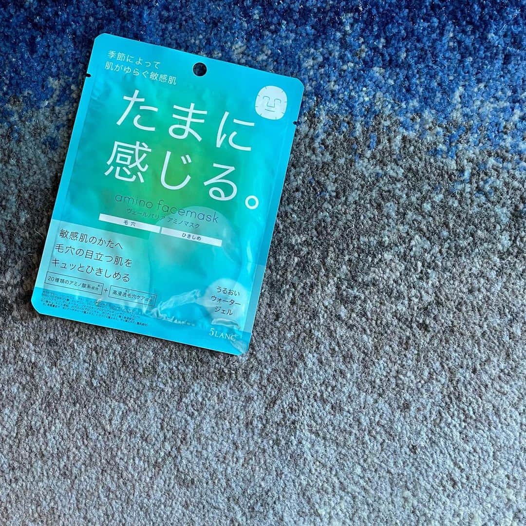 SunSmile(株式会社サンスマイル) 公式のインスタグラム：「急に花粉で肌が弱っている方いません？😭. . . わたしも肌がなんだか揺らぎがち。。。 . . たまに感じる敏感肌用のフェイスマスク‼️. . . . 『アミノヴェール フェイスマスク ウォータージェルタイプ』は敏感肌のかたへ毛穴が目立つ肌をキュっとひきしめるやさしいマスクてます❤️. . . 肌の癒され時間を👏. . .」