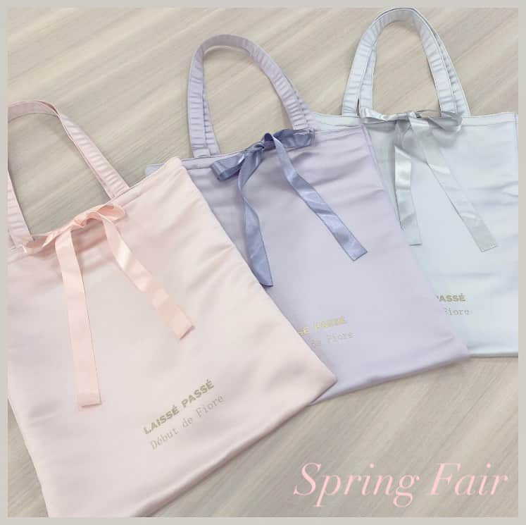 Debut de Fioreのインスタグラム：「Spring Fair‥🌼 ﻿ 2/19(Fri)-28(Sun)﻿ ﻿ 税抜き¥28.000以上お買い上げのお客様に﻿ ロゴ入りサテントートBagをプレゼント🛍﻿ ﻿ ※ピンク、ラベンダー、ライトグレーの3色よりお選びいただけます。﻿ ※小さく畳んでリボンで結んでbag inしてお持ちいただけます。﻿ ※無くなり次第終了となります。﻿ ※詳しくはstaffまでお問い合わせください。﻿ ﻿ 商品やnoveltyの事前お取り置き等も承っております。﻿ ﻿ ぜひcheckしてください😊💕﻿ ﻿ ﻿ ﻿ ﻿ #レッセパッセ #laissepasse #デビュードフィオレ #debutdefiore  #laissepasseonlinestore #レッセパッセオンラインストア #新作 #ニット #ニットコーデ #ワンピース #ワンピースコーデ #スカート #スカートコーデ #プリント #プリントワンピース #プリントスカート #コート #コートコーデ #コートスタイル #トレンチコート #トレンチ #2021SS #2021Spring #新作 #フェア #ノベルティーフェア #springfair #スプリングフェア」