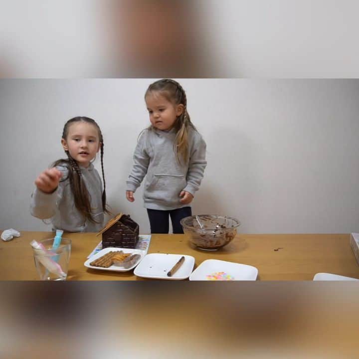 ピーチフラワーのインスタグラム：「· 今夜9時からのプレミア公開を「イェ～イ!」と大喜びのガールズです。 …が、マミーはまだ編集終わってないです💦 ガールズが企画した動画で、一生懸命ダディのためにチョコレートを作っている動画なので、どの部分もカットしたくなくて…🥺 · という訳で、長い動画になりそうです。 25分くらい😱 心を鬼にして15分位にするつもりでいたのですが、心を鬼にしても25分位になっちゃいそうです🙏 · YouTubeランドのみなさん、飲み物、食べ物など準備してご参加ください✨ · 少しだけですが、カットされたシーンをお先にご覧ください🥳 · それでは、今夜9時にピーチフラワーチャンネルでお待ちしてます💕 · · #プレミア公開 #YouTube #バレンタインデー  #ピーチフラワー #バイリンガル #三姉妹」