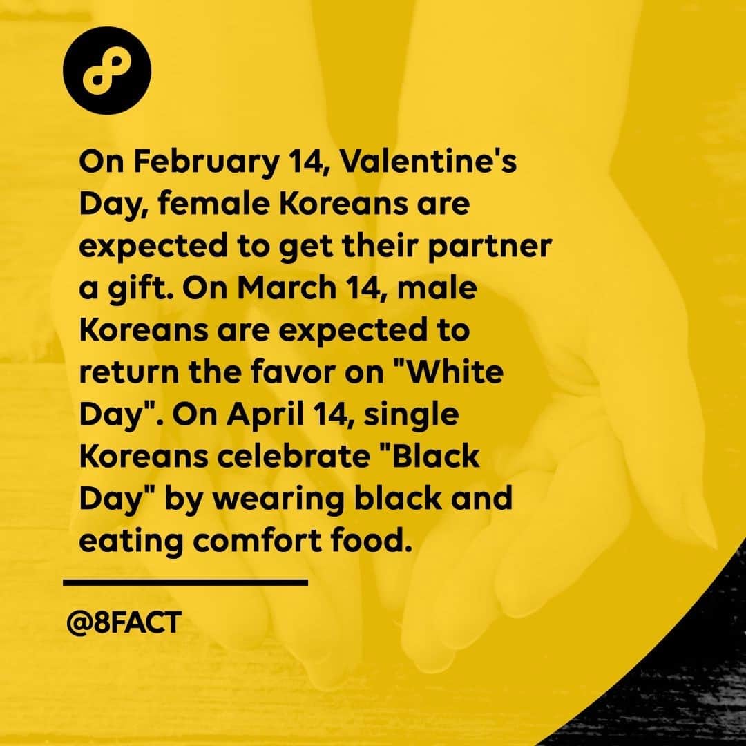 のインスタグラム：「I wear black and eat comfort food every day.」