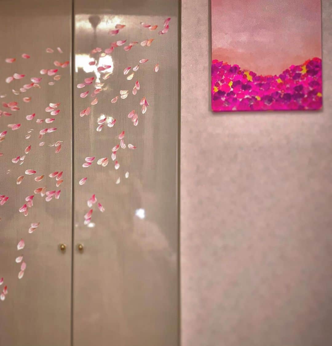 澤田友美さんのインスタグラム写真 - (澤田友美Instagram)「. I drew petals in my closet!  Lol . 引っ越す時はちゃんと消しますごめんなさい大家さん🥺🙏🌸 . . #painting  #cherryblossom  #petals #canvas #artwork」2月15日 12時33分 - tomomi__sawada