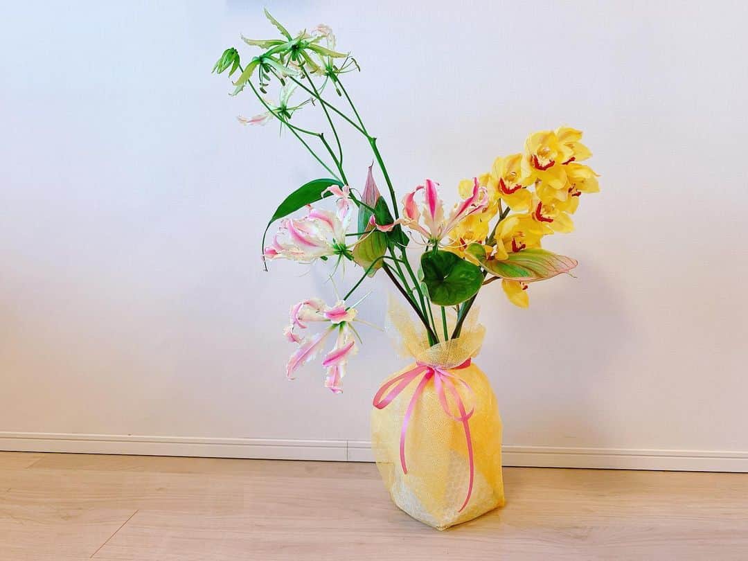 神田咲実のインスタグラム：「愛しの君から お花が届いてん💕💛💚 @saki313apo   咲実のイメージと ハワイっぽくしてくれた @charfurin 🏄‍♀️💛  大好きな花種と色で もう見た瞬間目が🥰  大事に 愛でている☺️💗💛💚  ありがとう💛  #ハワイ行きたすぎる #終日フラワー #sakiminhawaii」