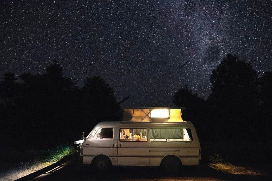 のインスタグラム：「Photo by @tamaramerino_photography / My home, a 1985 camper van, steered me into the town of Coober Pedy, where I started Underland, a series that documents communities living underground and in cave houses around the world. While crossing the Australian outback, we got a flat tire and stopped in what we thought was the middle of nowhere. We discovered, however, that we were actually in the midst of an incredible underground community. I love bizarre and unique places, so we started wandering around until we found a hill with a door and a cross on top of it. We opened the door and walked down on a red carpet and ended up inside an underground Orthodox church, with 8 or 9 candles burning, Jesus carved in the wall, and everything clean and neat. There was nobody inside, but I knew immediately I wanted to meet the people in this community and discover their stories. So we stayed—and ended up living in an underground home for a couple of weeks. My eyes adjusted quickly to the darkness. In the morning, our blanket was covered with dust and small pieces of soil that had fallen from the ceiling during the night. I could feel the earth was alive and wanted to tell her story.  Follow me on @tamaramerino_photography to see my Underland project. #caves #undergroundhouse #underland」