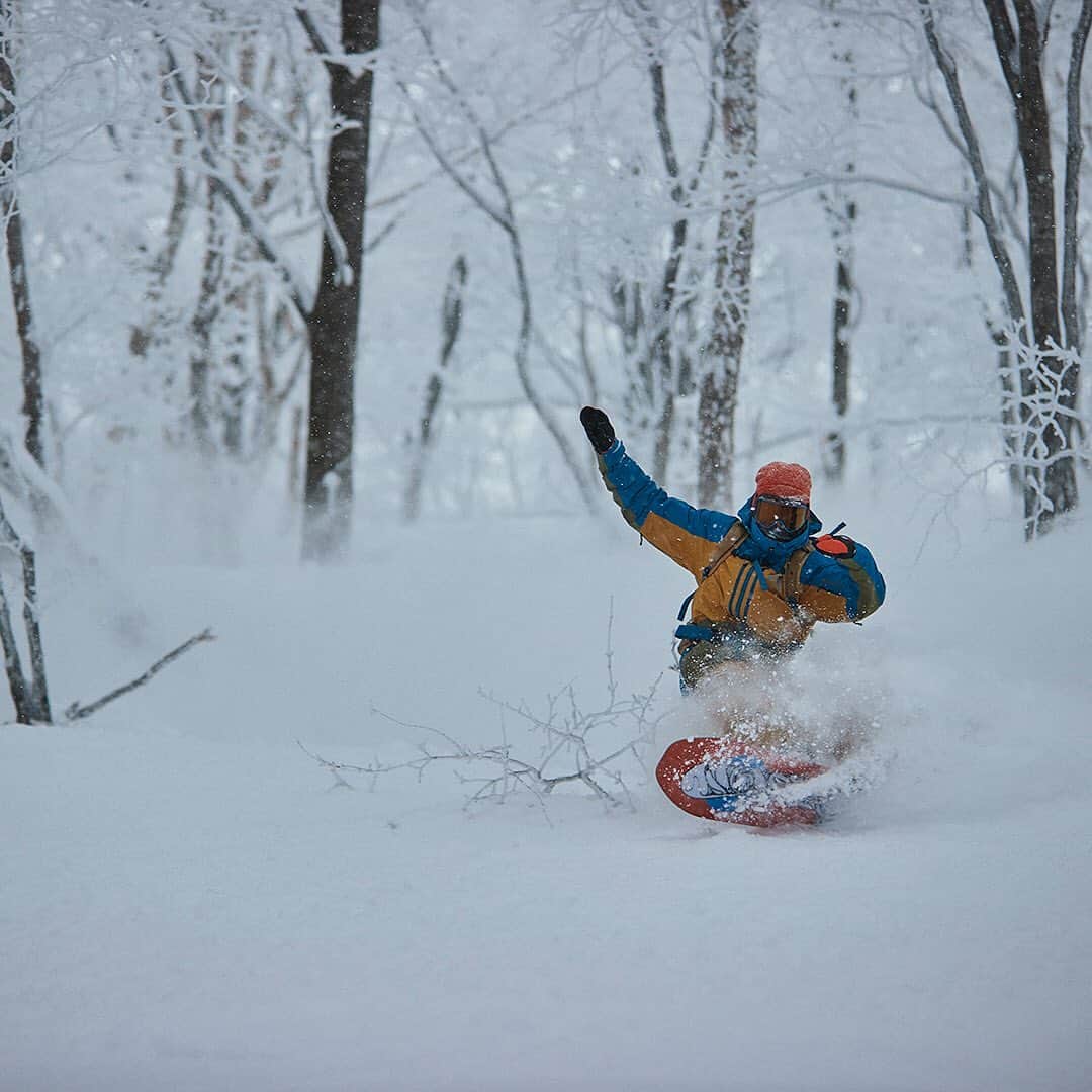 Burton Japanさんのインスタグラム写真 - (Burton JapanInstagram)「ツリーランをコミュニケーションツールの一種として考える中山悠也。『Backside Snowboarding Magazine』編集長、野上大介との無言の会話(？)はプロフィール内のリンクから！ Photo: @akira457_ #日本を滑ろう #スキージャム勝山 #AnonOptics」2月15日 12時39分 - burtonjapan
