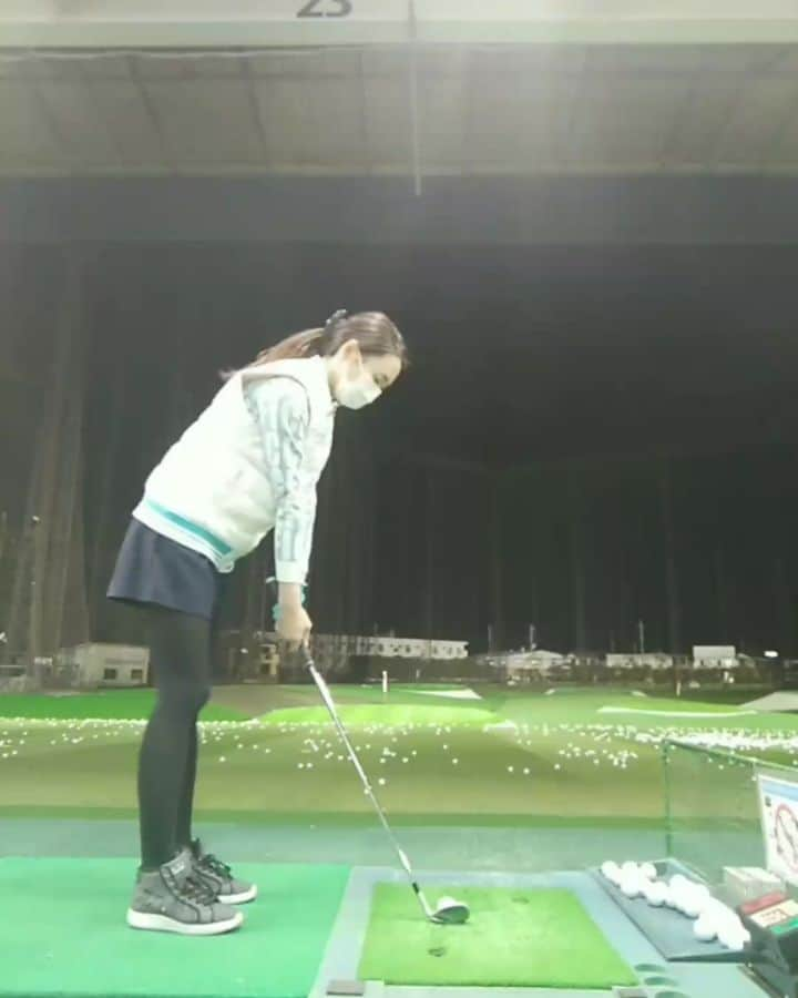 佐々木実季のインスタグラム：「ラウンド前にひたすらした練習⛳50°のクオーターショット（飛距離40y）を中心に、30y，20yと、アプローチの練習🐬もっと精度上げたいけど、まだ今はピン2m以内に付けられれば充分😅とにかくドルフィンのウェッジがめちゃ良い！レディースでシャフトはRです🏌 ※音声ずれてます💦 #ゴルフ #ドルフィン #ウェッジ #キャスコ #フィッチェゴルフ #paradiso #ゴルフ女子 #⛳ #🏌 #ゴルフ大好き #ゴルフ上手くなりたい #ゴルフ好きな人と繋がりたい #ゴルフ女子と繋がりたい #アプローチ上手くなりたい #golf #lovegolf」