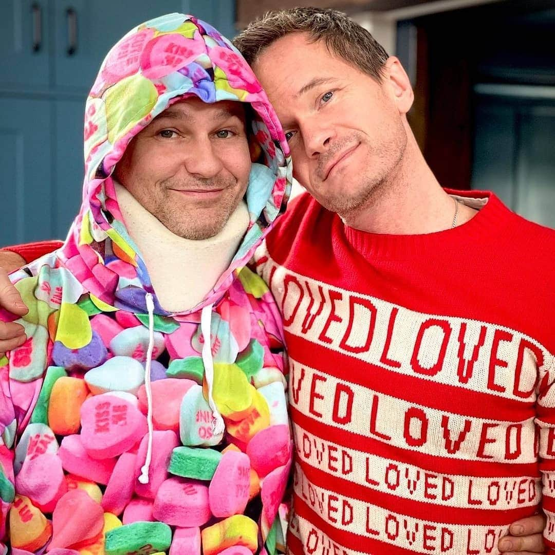 ニール・パトリック・ハリスさんのインスタグラム写真 - (ニール・パトリック・ハリスInstagram)「Happy Valentine's Day! ❤😍🥰 #neilpatrickharris #davidburtka #nph #db #tagsforlikes #actors #lovethem #handsome #chef #repost #valentines #valentinesday #couple #husbands @nph @dbelicious 🥰😍❤ [Repost from @nph & @dbelicious]」2月15日 12時36分 - instagranph