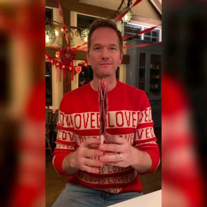 ニール・パトリック・ハリスのインスタグラム：「Happy Valentine's Day! ❤😍🥰 #neilpatrickharris #davidburtka #nph #db #tagsforlikes #actors #lovethem #handsome #chef #repost #valentines #valentinesday #couple #husbands @nph @dbelicious 🥰😍❤ [Repost from @nph & @dbelicious]」