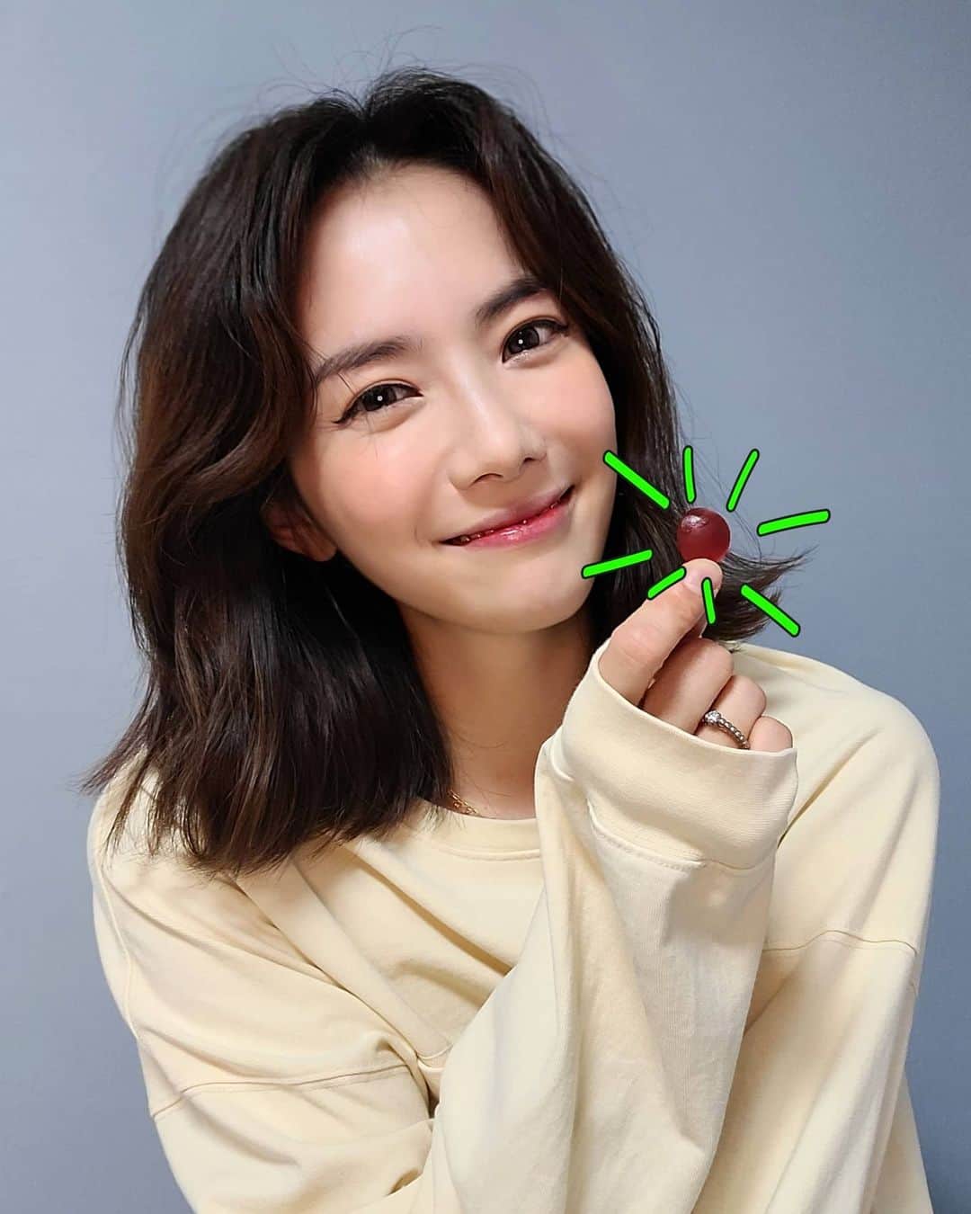 ユ・ハナのインスタグラム：「😡스트레스 받을 때 쫄깃쫄깃한거 막 씹고싶죠!  당 떨어질 때 단거 땡기기도 하고.😤 맛난 젤리지만 높지않은 칼로리에  피부에 좋은거라면  🏠집에다 👜가방에다 🚗운전석 옆에다 두고 안먹을 이유 있을까요?   이젠 '맛있게' 👈 비리지않고 맛있어야죠! 요거중요!!  쫄깃쫄깃 맛있게 씹으면서 피부도 예뻐져요.  원래 소비자가로 드셨던분 가격보지마세요🙈🙈🙈 속상하실거에요오😭😭😭  🌸안국 저분자 콜라겐 츄🌸   국내생산되는 콜라겐 제품중 캔디류로서 건강기능식품으로 인정을 받은 건 안국건강 뿐이란 사실!   ✔낮은칼로리  ✔동물성콜라겐이 아닌❌피쉬콜라겐 ✔상큼하고 맛있는 석류맛 콜라겐 젤리 ✔체내 흡수력좋은 저분자  ✔히알루론산, 엘라스틴가수분해물(프로라스틴)함유 ✔콜라겐흡수를 극대화 시켜주는 비타민C함유 ✔믿을 수 있는 대기업에서 분석 및 제조   ➡️하루 필요 적정 콜라겐양 5000mg 콜라겐츄 일일  최소 권장량 👅하루3구미👅 (900mg)  최대 반봉지 (5000mg)까지 👌   스페셜핫딜👍수요일까지 프롬하나닷컴에서만!   @fromhana111」