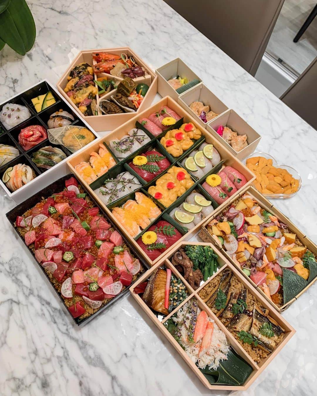 Vivi Tamのインスタグラム：「年初二的晚餐🧧🌸🍣 強烈給大家推薦!!! 家人全都讚口不絕 Omakase級數外賣!! 超級適合聚會/節日 食材新鮮 連外賣的擺盤也充滿心思💓  我們選了新春限定禮盒(一set兩盒)✨ 情人節限定 手鞠盒✨ 手握盛✨ 拖羅丼✨ 海寶石丼✨ 鮟鱇魚肝✨ 一共有5set 約六人份量 但我們九個人都吃得很飽!!! (鮟鱇魚肝是我每次必點！一定要試！)  雖然過了情人節 但情人節限定的手鞠盒仍可預訂啊🌸 @kokorozashihk」