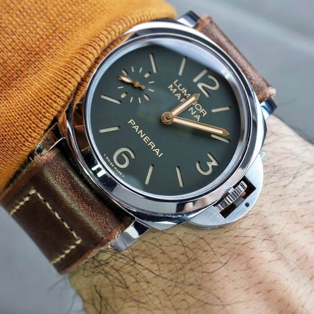 パネライのインスタグラム：「The #Panerai #PAM911 really was something else.  That green dial and gold hands on a @officialmrtiptopleather leather strap is an absolute dream.  Pic by buddy @azcii #paneraicentral」