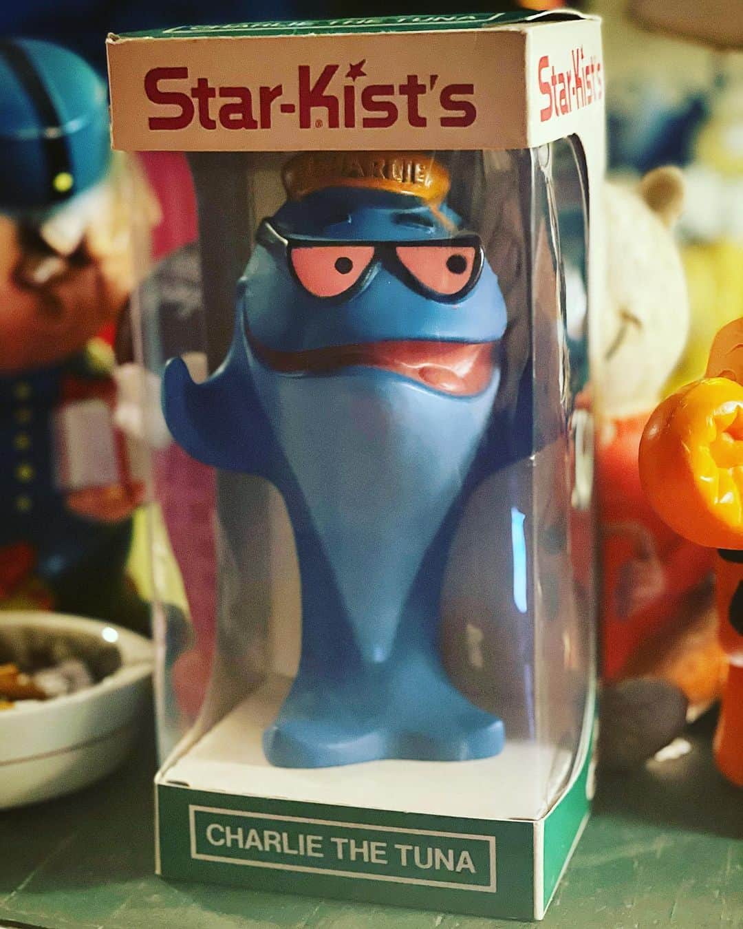 大川知英のインスタグラム：「70's Star-Kist's CHARLIE THE TUNA🐟 箱付きのチャーリーがずっぽし❗️ 探してたのが遂にtakatsubaseに👨🏾 42の見た目おじさん心は中坊デリカシー無し おっぱい好き前歯が1本無い大馬鹿野郎の僕に 希少種からビャレンティアウィン👱🏻‍♀️😭 本当ありがとうございました🙇‍♂️❗️upi🤡  #starkists#charliethetuna#boxin #70s#ハンズアップ#探してたマグロ #希少種#ありがとうございました #ビャレンティアウィン#大切にします #amecajiboys#takatsubase#アメトイ部 #captain」