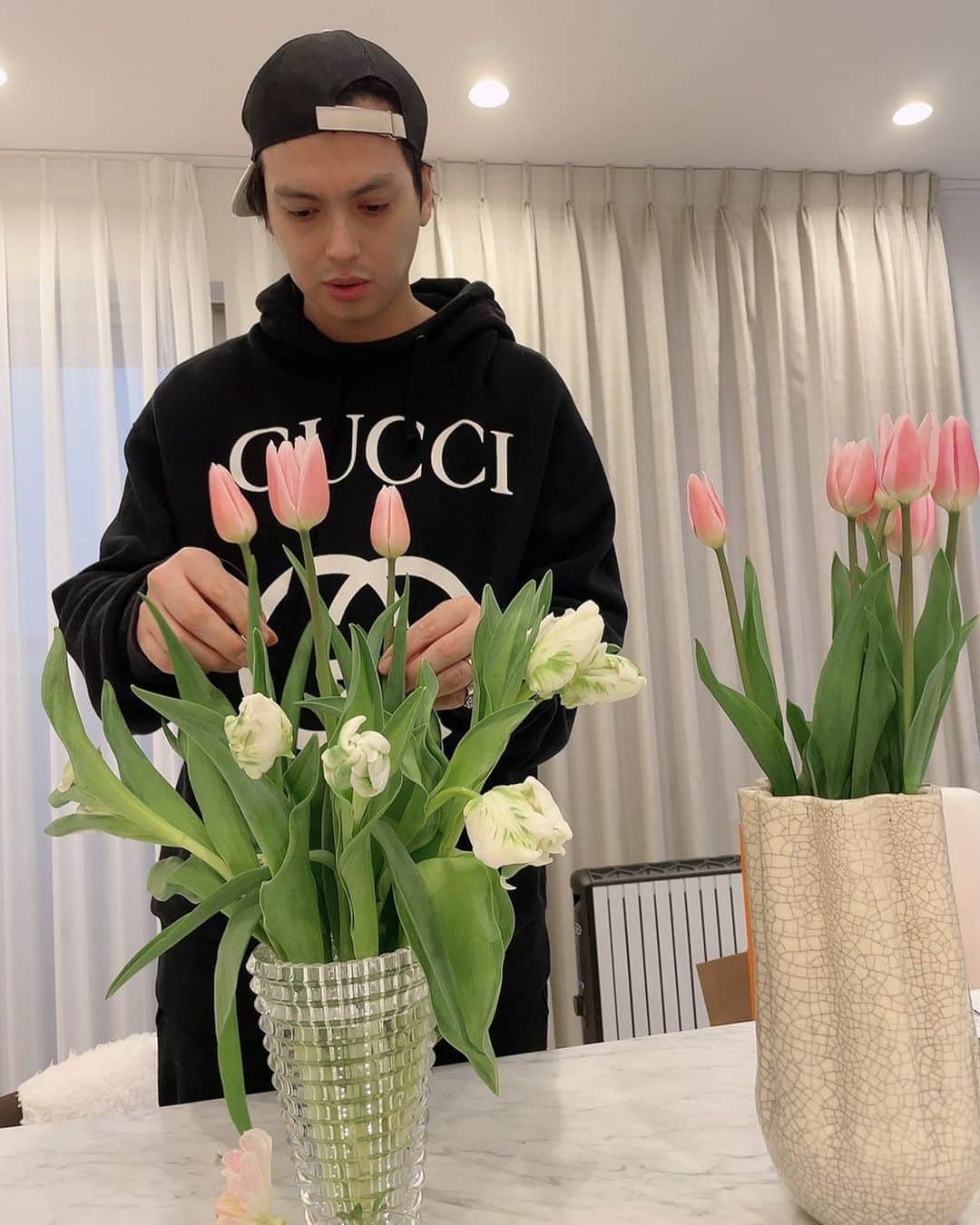 アレクサンダーのインスタグラム：「難しいな❤️ 白いチューリップも咲くと綺麗みたいだよん 葉っぱ切ったり　 のんちゃん花瓶買ってよ‼️  #チューリップ #花瓶に直したよ」