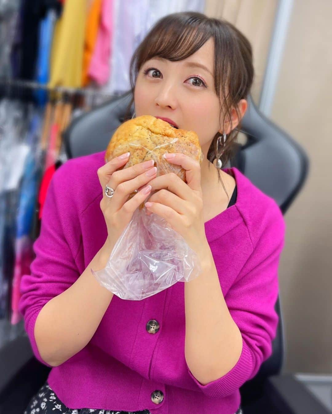 小松彩夏さんのインスタグラム写真 - (小松彩夏Instagram)「昨日、差し入れに @satorucci が持ってきてくれたはパンがめちゃくちゃ大きくて、しかもお肉のパテが2枚も挟んであったの😍❣️﻿ ﻿ 肉好きとしてはたまらない...😋❤️笑﻿ ﻿ すごいボリューム😲‼️って思ってたのに﻿ 美味しくて一気に完食したのでした😝🍽﻿ ﻿ 食べてる時が1番イイ顔します🙋‍♀️笑﻿ ﻿ ごちそうさまでした😋🍔﻿ ﻿ #お肉 #肉好き #肉好き女子 #食べてる時が #1番 #イイ顔 #幸せ #ありがとう #感謝﻿ ﻿」2月15日 12時42分 - official_ayaka_502