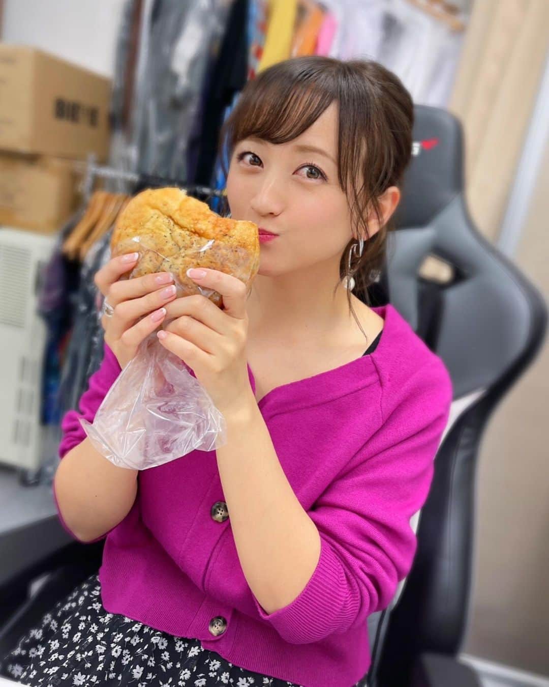 小松彩夏さんのインスタグラム写真 - (小松彩夏Instagram)「昨日、差し入れに @satorucci が持ってきてくれたはパンがめちゃくちゃ大きくて、しかもお肉のパテが2枚も挟んであったの😍❣️﻿ ﻿ 肉好きとしてはたまらない...😋❤️笑﻿ ﻿ すごいボリューム😲‼️って思ってたのに﻿ 美味しくて一気に完食したのでした😝🍽﻿ ﻿ 食べてる時が1番イイ顔します🙋‍♀️笑﻿ ﻿ ごちそうさまでした😋🍔﻿ ﻿ #お肉 #肉好き #肉好き女子 #食べてる時が #1番 #イイ顔 #幸せ #ありがとう #感謝﻿ ﻿」2月15日 12時42分 - official_ayaka_502