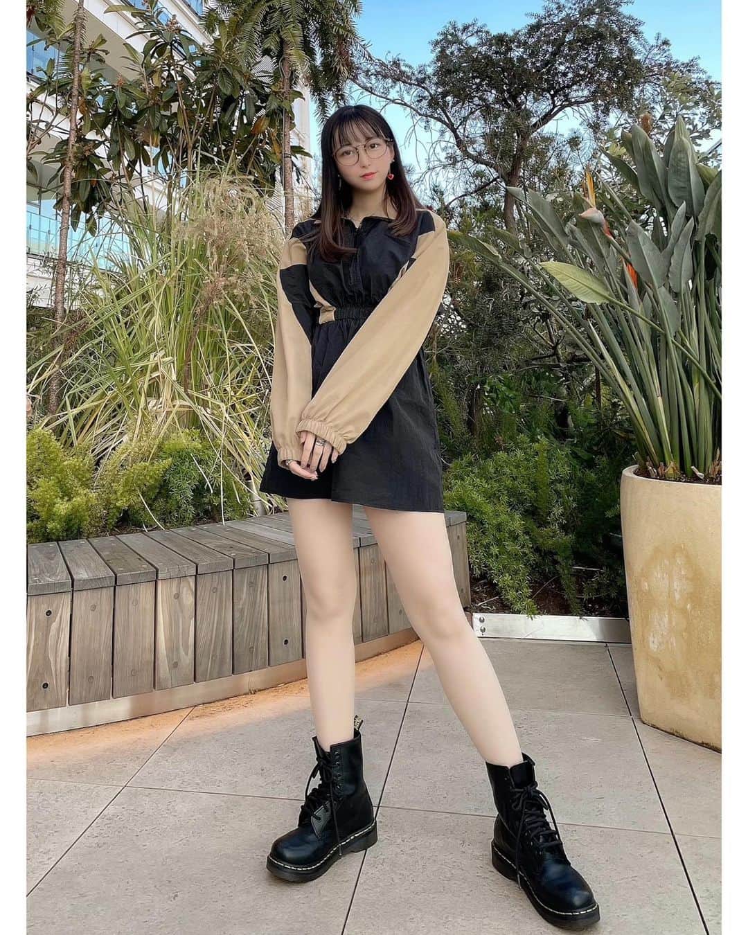 大崎菜々子のインスタグラム：「・ Dress👗スポーティーナイロンワンピース @dleepytown_official   #ootd   #横浜美少女図鑑 @bishoujozukan_official #ラジオパーソナリティー #我的最愛  #fashiongram #좋아요 #팔로우미 #오오티디  #패션  #패션스타그램#셀피 #셀카 #셀스타그램 #ストリートコーデ #韓国ファッション #drmartens @drmartens_japan  #model #cosplayer #l4l #girl  #cute #かわいい#instagood #色白女子 #ブルベ夏 #DleepyTown #媚びないガール #アパレル店員  #makeup #cosmetics」