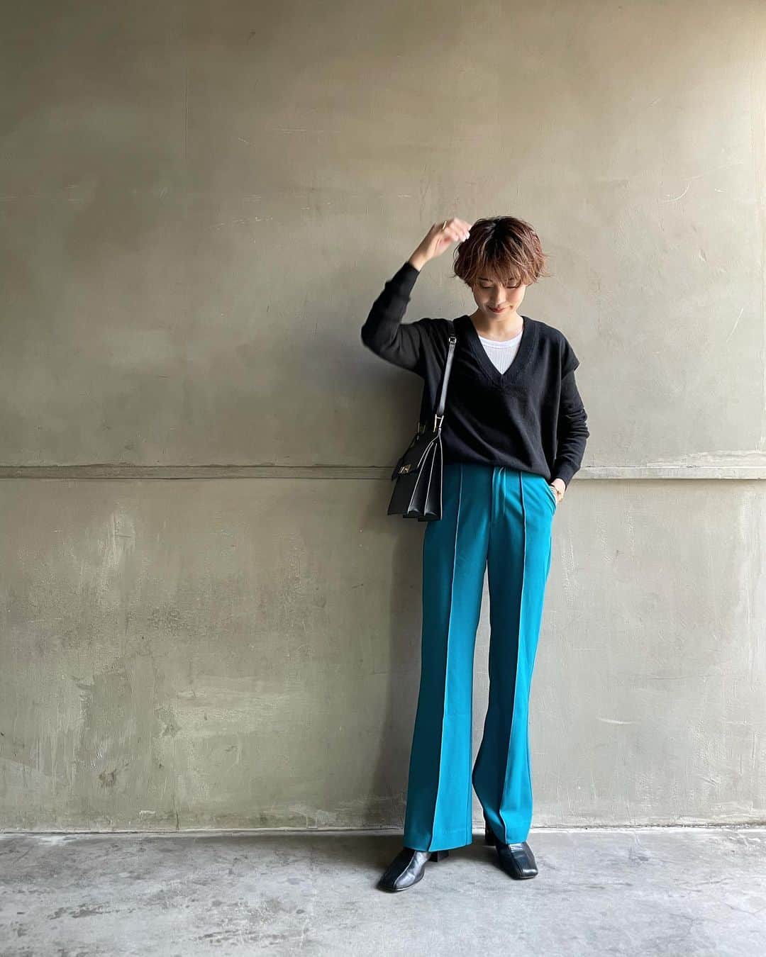 のインスタグラム：「高校生の頃、MOUSSYとSLYの﻿ カリスマ店員さんに憧れて、﻿ 頑張ってバイトして109にデニム買いに行って、﻿ 試着室で信じられない勢いでロープみたい﻿ なのでウエストを締め上げられて、﻿ ﻿ 『えっ絶対むり🤢』とか思ってたら﻿ ﻿ 『入っちゃえばこっちのものですよ〜👩🏽‍🦳👖』﻿ ﻿ と言われるがままパンパンの当時からしたら、﻿ 相当高価なデニムを買ったなという思い出💭﻿ ﻿ このデニムをかっこよく履けるように﻿ 痩せなさいって暗黙で言われた気がして、﻿ とりあえずあの日から体型のことをJKなりに﻿ 真剣に考えるようになった訳です🧎🏻💭﻿ ﻿ おしゃれの楽しさと厳しさみたいなもの﻿ を教えてくれたわたしのバイブル的なブランド👖﻿ ﻿ あの時の思い出が濃すぎて、﻿ ちょっと太ったかもと思うとSLYのパンツを﻿ 履いて自分を戒めているという訳です😂﻿ ﻿ みなさんのおしゃれバイブルは何ですか❓﻿ （この話題で近々クラブハウスのroom﻿ ひらこうかなと思います🗣）﻿ ﻿ ﻿ ﻿ ﻿#おしゃれバイブルについて語りましょ」