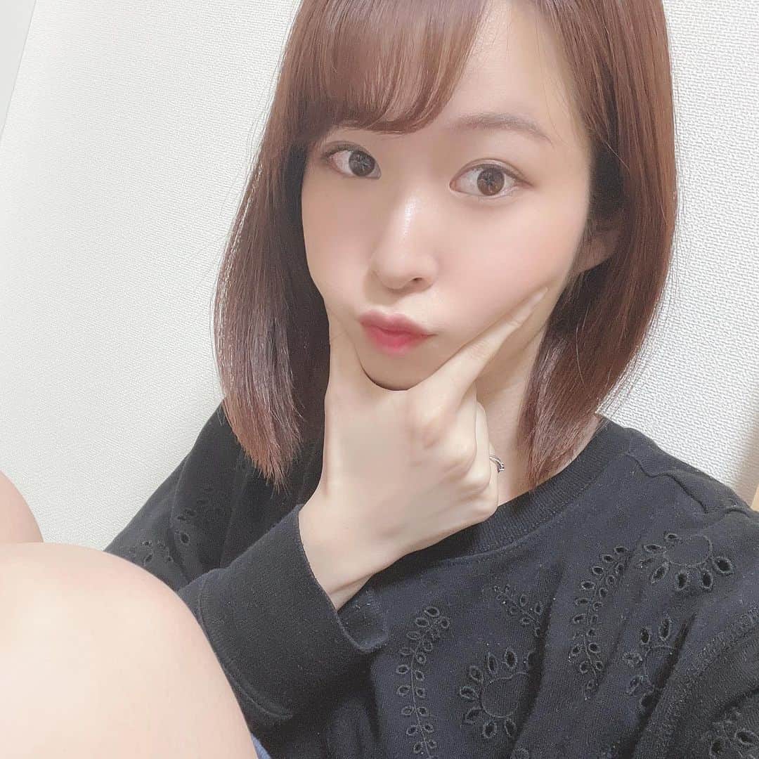 紫帆のインスタグラム：「むにゅ。  そろそろ美容室行きたい、、、  #洋服穴空いてるわけではございません #美容室に行きたすぎる顔 #ボブしか勝たん #OMNIA」