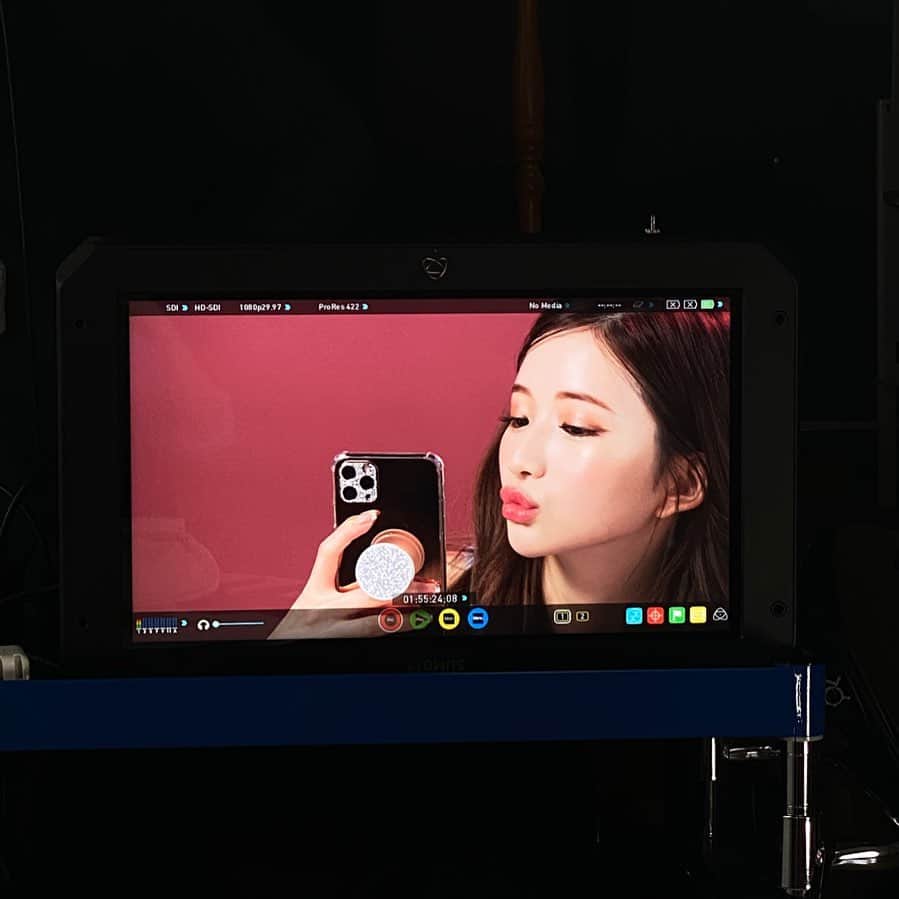 南りほのインスタグラム：「皆んなは、バレンタインデー何した？😘 私は1日中お仕事だったけど楽しくてハッピーバレンタインになりました🤎 今日もお仕事がんばるぞ🥸 あ、この写真は最近のやつ🤫🖤そして雨苦手、、、、笑」