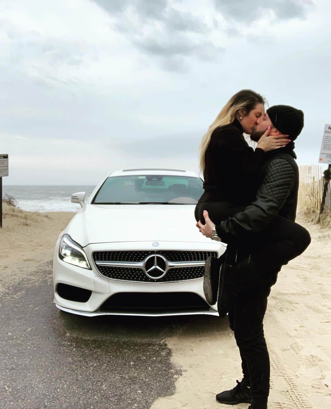 ティーガン・プレスリーのインスタグラム：「More, most, always, forever and ever....  Happy Valentine’s Day hubby! @43_oak 🤍」