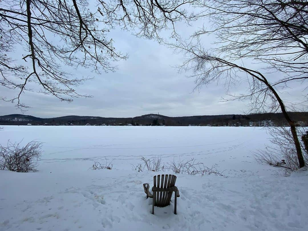 マシュー・リバティークのインスタグラム：「Last week it was a dry lake bed with @oliviawilde and this week a frozen lake with @darrenaronofsky #thelife」