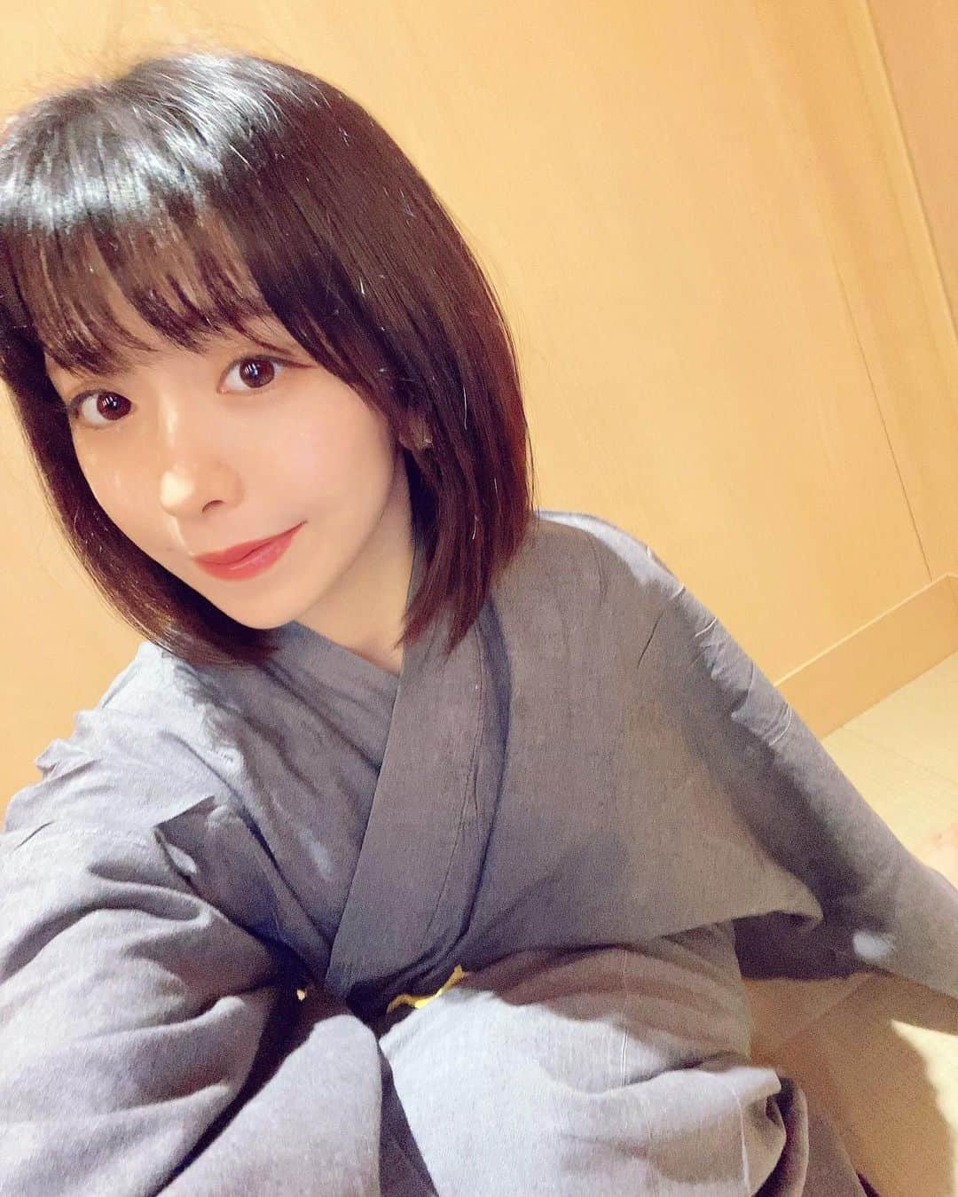 まんまるとまとのインスタグラム：「食欲が😵 ひたすら炭水化物 食べてしまう😵 ここ最近あったかくて 嬉しい🌸 早く桜さかないかな♡ お花見またコロナで できないんだろうけど😵 ・ ・ ・ ・ ・  #温泉旅行 #温泉 #お風呂  #新宿 #浴衣 #箱根 #軽井沢 #お花見 #ふともも #プール #露天風呂  #イチナナ #インスタグラビア #露天風呂  #ナイトプール #女子会 #女子旅  #onsen♨️ #japan #visitjapan  #shinjuku #shinjukutokyo  #japanesegirl #gravure #body  #leg #girl  #pool #nightpics #poolside」