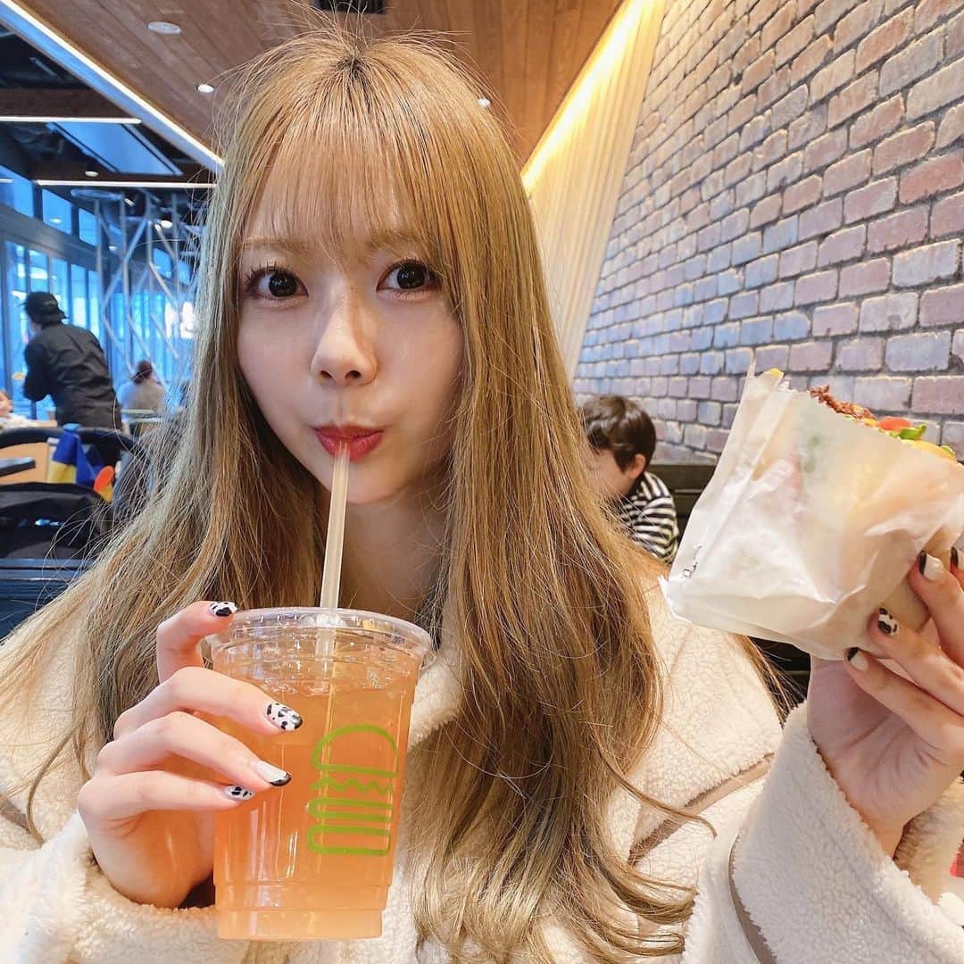 西村季里子のインスタグラム：「・  映画えんとつ町のプペル観た🗑  プペルとてもいい、と聞くから 期待していったんだけど、  期待以上によかった🥺🥺🥺  映像めちゃくちゃ綺麗、 歌もとてもいい、 内容はもちろん感動、 最後のエンドロール見て泣いた😭  @japanesehandsome 西野さん すごいなぁ〜好き！  あと、 久しぶりに食べたけど シェイクシャックとても美味しかった💖💖💖  #ランチ#シェイクシャック #shakeshack#ハンバーガー #六本木#映画#tohoシネマズ  #えんとつ町のプペル#プペル #西野亮廣#えほん#大ファン #follow#followme#」