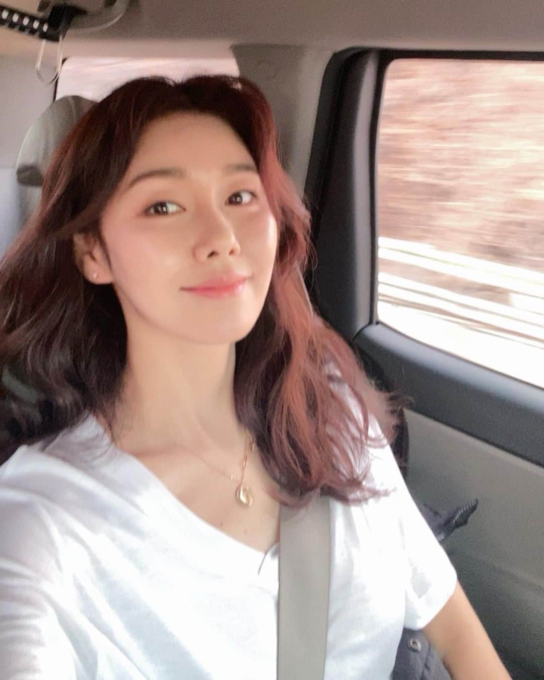 パク・タミのインスタグラム：「- 내가 제일 좋아하는 촬영하러 가는길~~~♡ 기분좋아 셀카찍는데, 자꾸 말거는 PSJ  #예쁜척중이니까말좀걸지말아줄래? 🤣😆  #thankyou @yumi5302 💄 @jji_ny ✂️」
