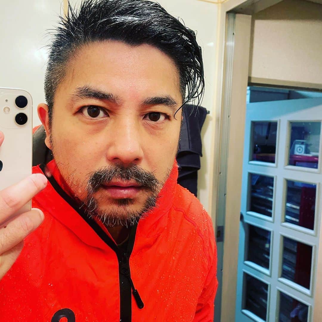 三吉ツカサのインスタグラム：「傘が嫌いでも使った方がいい日もあるね #kiu #安全第一」
