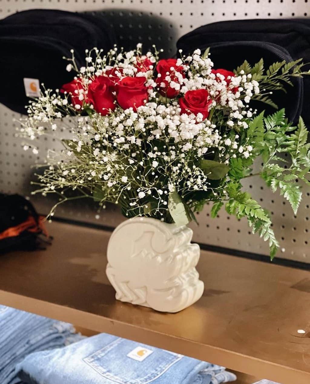 カーハートのインスタグラム：「The ceramic Scorpion Vase in use for 🌹 Valentine’s Day. Available Carhartt WIP Store & Online Store at carhartt-wip.jp  - Scorpion Vase - スコーピオンをモチーフにしたセラミック製の花瓶。バレンタインのギフトや普段使いにもどうぞ。  #CarharttWIP #workinprogress」