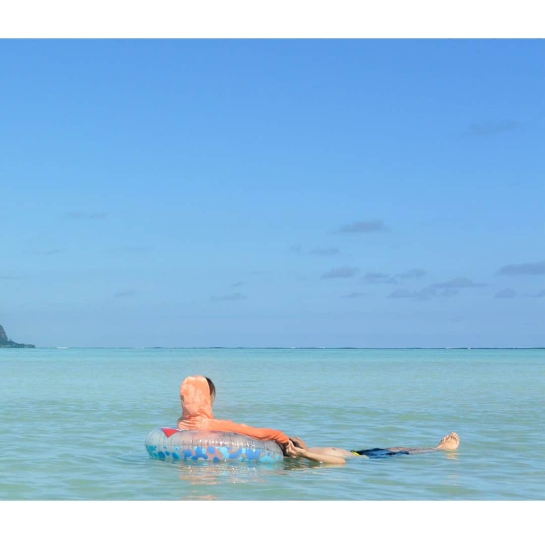 Luxury Cruise by Captain Bruceのインスタグラム：「カネオヘ湾の沖にある遠浅の海サンドバー。⁠ ⁠ こんなにのんびりできるのも、リーフに守られた穏やかな海だからこそですね✨⁠ ⁠ ⁠ #captainbruce #kaneohesandbar #hawaii #oahu #fun #explorehawaii #ahuolaka #ahuihou #ocean #water #island #aloha #havealohawilltravel #hawaiiinstagram #キャプテンブルース #天国の海ツアー #天国の海 #サンドバーツアー #アフオラカ #ハワイ大好き #オアフ島 #絶景 #海」