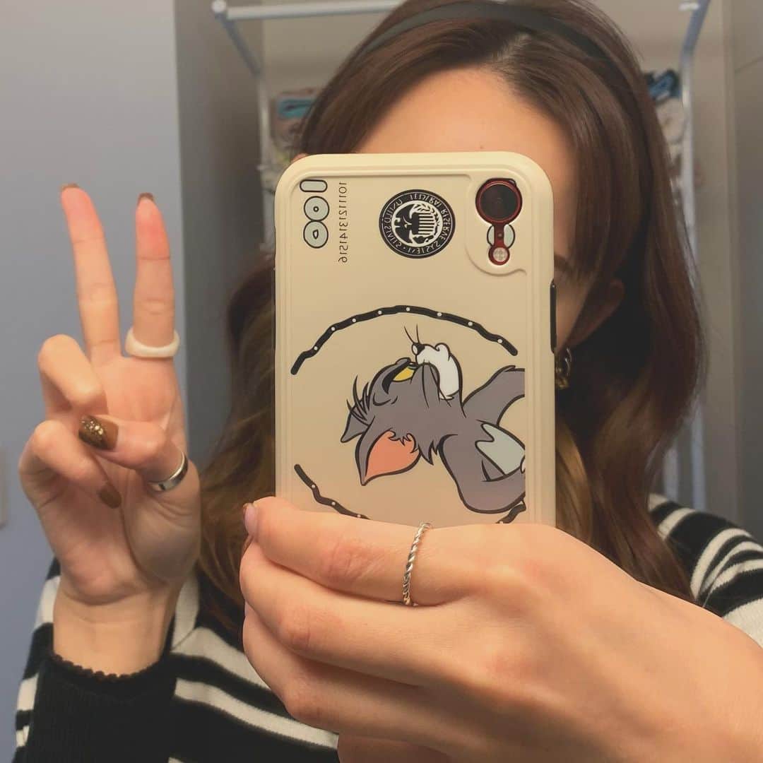 鈴木えりかのインスタグラム：「新しいiPhoneケース😼ぁげ⤴️ 後ろはタオル😔💧笑」
