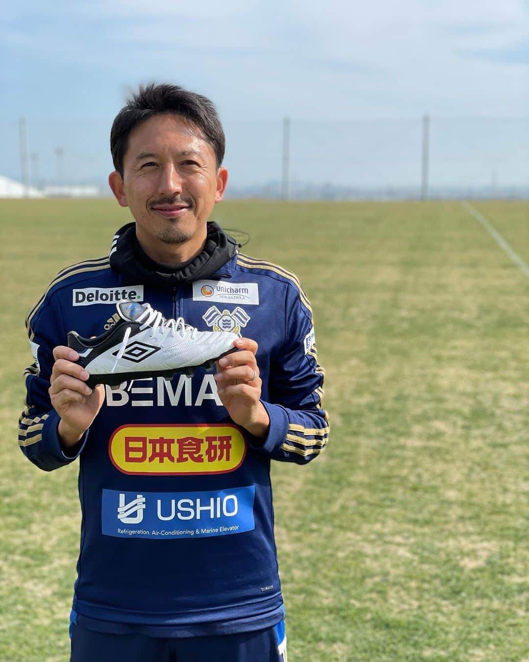 橋本英郎のインスタグラム：「【今年もお世話になります】No.1 去年末お礼を言いましたが、今年も一緒に頑張りましょう！  新作モデル  履きこなしたい！  結果を出したい！  #アンブロ  #umbro  #fc今治  #橋本英郎」