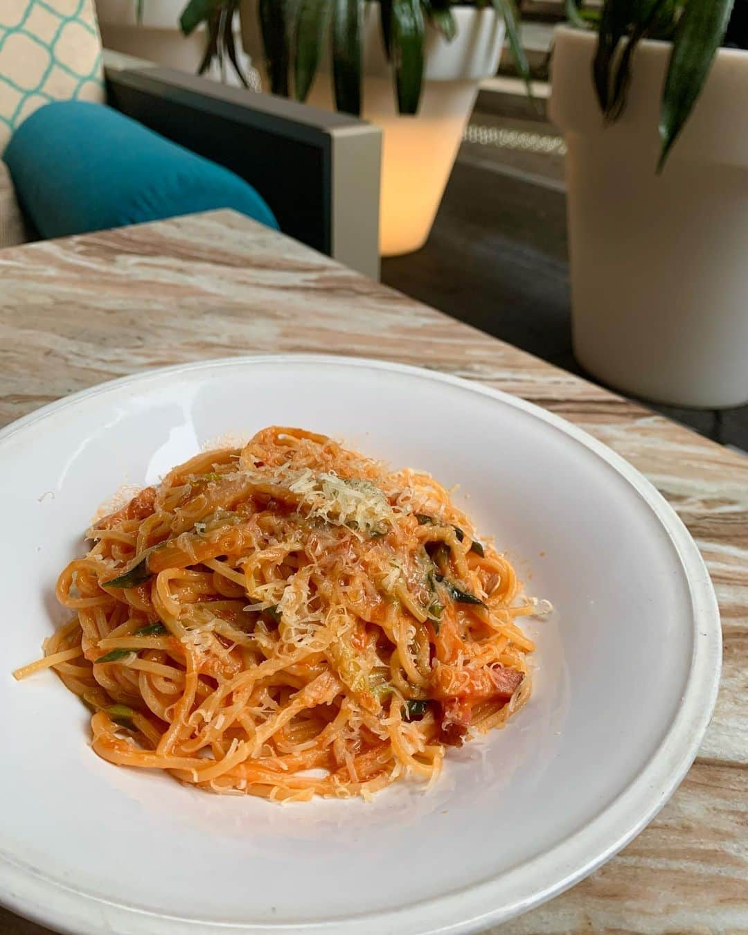 THE RIGOLETTOのインスタグラム：「〈Weekly Pasta〉 熟成ベーコンとオニオンヌーヴォのアマトリチャーナ ¥1,150  オニオンヌーヴォという 2月〜4月が旬の、強い甘みと柔らかさ、みずみずしさが特徴の玉ねぎと  熟成香の香る旨味たっぷりのベーコンを使った コクの深いアマトリチャーナです。  今週もTHE RIGOLETTOでお待ちしております！  ≪ALL NATURAL≫﻿ NO MSG and ZERO TRANS FAT,ORGANIC SUGAR,NATURAL SALT﻿ ​ ​ THE RIGOLETTO（渋谷） [Access] 東京都渋谷区渋谷1-23-21 渋谷キャストGF/1F ​ [Hours] 11:00-20:00 ​ [Tel] 03-6631-1129 ​ [Web] http://www.rigoletto.jp/shibuya/ ​ ▼ご予約はプロフィールページ @rigoletto_shibuya のリンクより ​ ​ #huge_restaurant #huge_rigoletto #therigoletto #rigoletto #italian #spanish #spanishitalian #italianfood #shibuya #winecellar #shibuyarestaurant #bar #shibuyabar #リゴレット #スパニッシュイタリアン #イタリアン #スパニッシュ #渋谷イタリアン #渋谷レストラン #渋谷グルメ #渋谷ランチ #渋谷ディナー #渋谷バー」