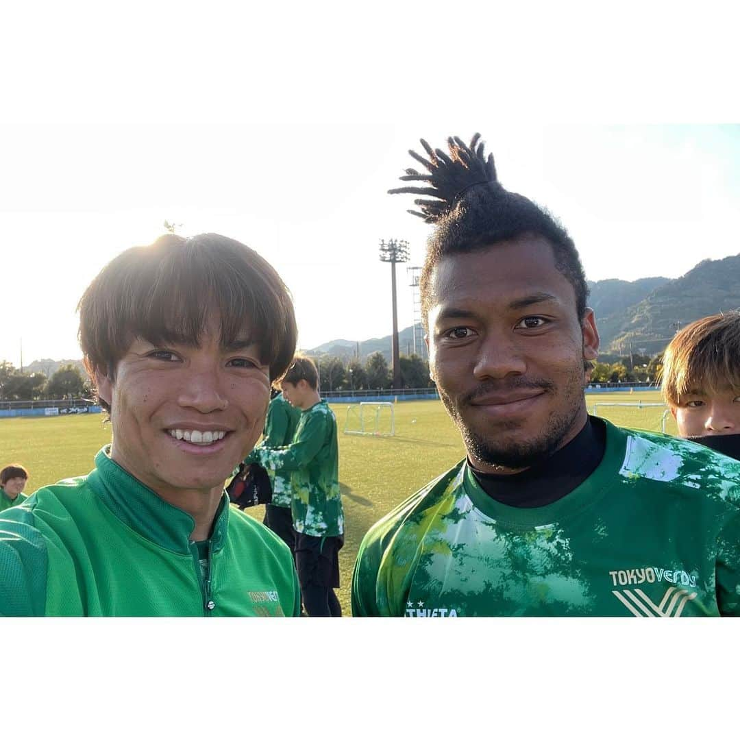 小池純輝のインスタグラム：「. 15人目はボニ✨ ヴェルディ→井出遥也→山本理仁→智広平→ラモス瑠偉→井上潮音→ンドカ・ボニフェイス しりとりは終わらせない🤣笑 主体性を持って取り組む姿勢も素晴らしい😊 本日(2/15)が誕生日✨ おめでとう🎂 . #ンドカボニフェイス #jleague #jリーグ #東京ヴェルディ #verdy #soccer #football⚽ #football #footballplayer #サッカー #フットボール #サッカー好きな人と繋がりたい #小池純輝 #19 #⚽️ #東京 #tokyo #athleta #足球」