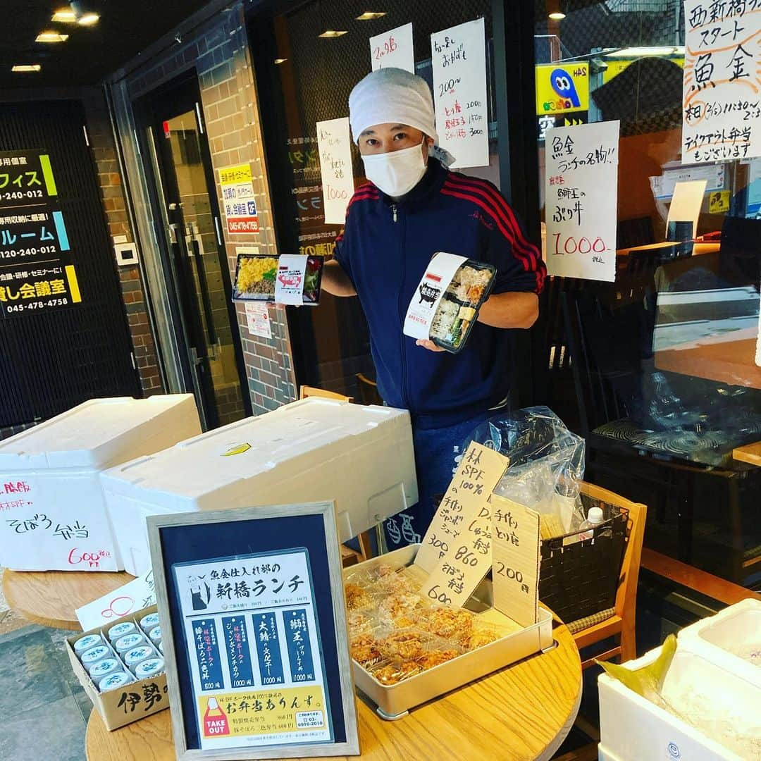 魚金さんのインスタグラム写真 - (魚金Instagram)「あいにく雨ですが 本日2月15日より虎ノ門近くの西新橋魚金で僕達仕入部が豊洲の買い出し後ランチとお弁当作って元気に土日祝以外は営業致します！ ブランドの鹿児島のハマチ を使った魚金名物ブリ丼  千葉のブランド豚 林S P Fポークを使った 手作り焼売やそぼろ弁当やとんちカツ定食などご用意してます  その日市場で仕入れた美味い物定食も検討中です！ お昼新橋、虎ノ門近くにいらっしゃる方は是非ご利用下さい！  仕入部　片之坂 #まぐろ#新橋#玉子#居酒屋#銀座#京橋#マグロ#海鮮丼#刺身#吉祥寺#オイスター#初詣#ビール#ハマチ#刺身盛り合わせ#牡蠣#渋谷#魚好きと繋がりたい #レモンサワー#とんかつ#神楽坂#横浜グルメ#飲酒タグラム#タコ#日本酒好きな人と繋がりたい #クラフトビール#お寿司#ぶり#yummy」2月15日 13時06分 - uokin_koho