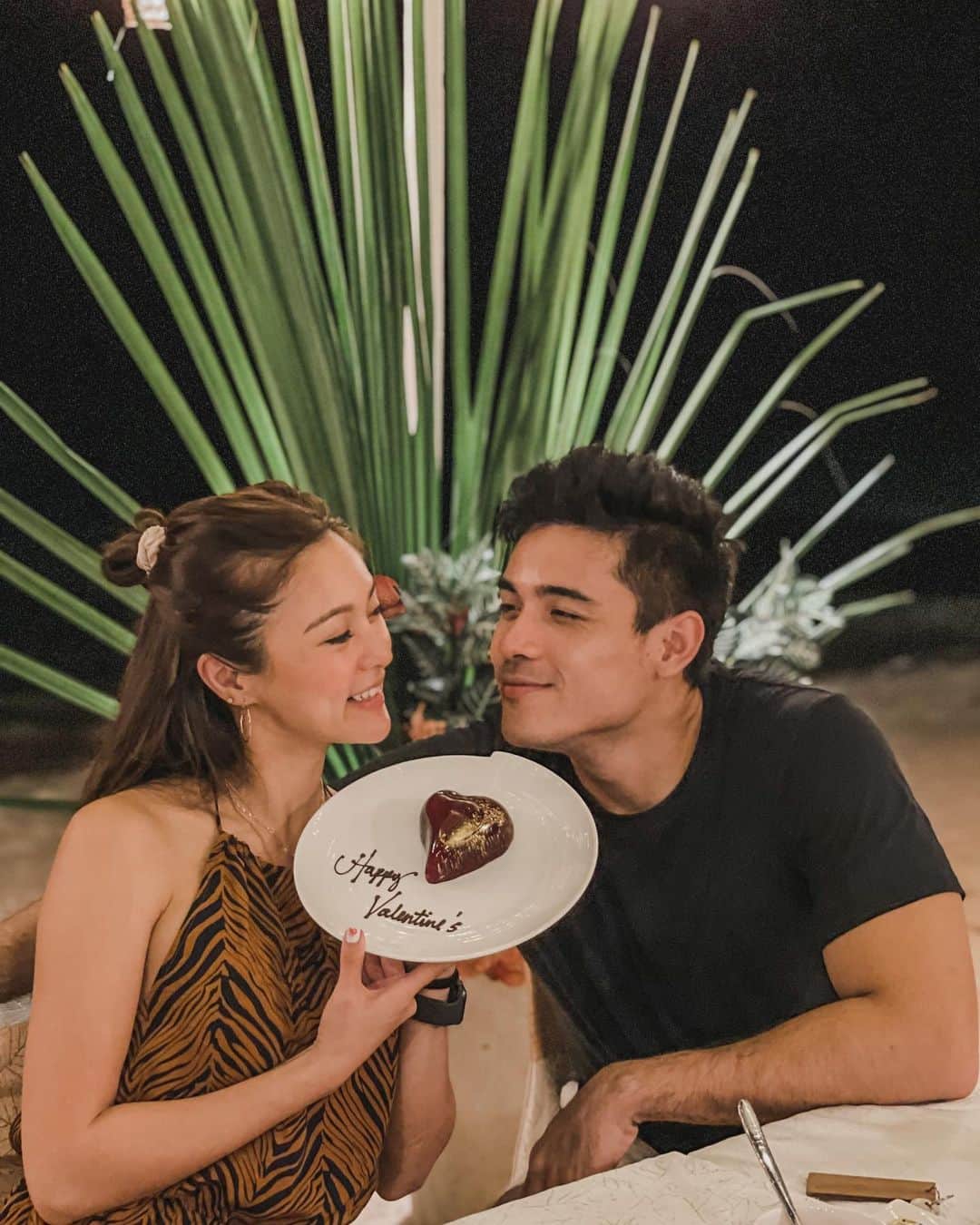 Kim Chiuさんのインスタグラム写真 - (Kim ChiuInstagram)「VALENTINES Dinner by the beach!🌴🌊❤️  swipe right 👉🏻 No words, just want to say #THANKYOU. You never fail to make people around you feel loved and happy! ❤️ @xianlimm   @twoseasonsphilippines @ana_marchadesch @jasonmontinola @mommymaryanne @shootthemrems」2月15日 13時07分 - chinitaprincess