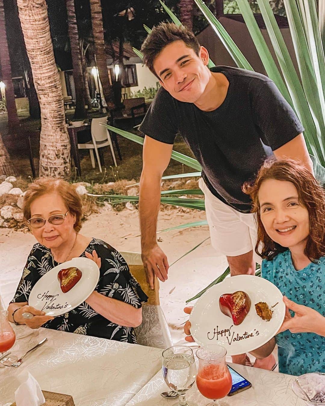 Kim Chiuさんのインスタグラム写真 - (Kim ChiuInstagram)「VALENTINES Dinner by the beach!🌴🌊❤️  swipe right 👉🏻 No words, just want to say #THANKYOU. You never fail to make people around you feel loved and happy! ❤️ @xianlimm   @twoseasonsphilippines @ana_marchadesch @jasonmontinola @mommymaryanne @shootthemrems」2月15日 13時07分 - chinitaprincess