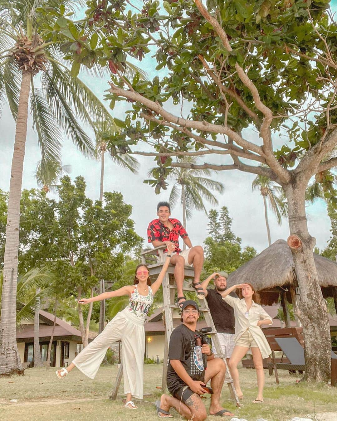 Kim Chiuさんのインスタグラム写真 - (Kim ChiuInstagram)「VALENTINES Dinner by the beach!🌴🌊❤️  swipe right 👉🏻 No words, just want to say #THANKYOU. You never fail to make people around you feel loved and happy! ❤️ @xianlimm   @twoseasonsphilippines @ana_marchadesch @jasonmontinola @mommymaryanne @shootthemrems」2月15日 13時07分 - chinitaprincess