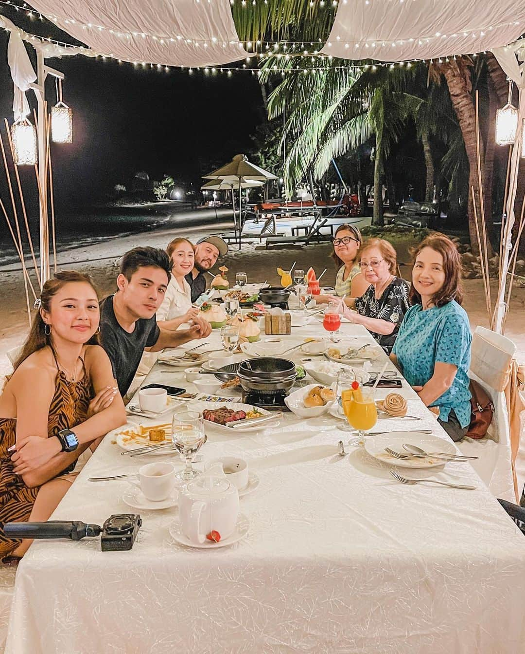 Kim Chiuさんのインスタグラム写真 - (Kim ChiuInstagram)「VALENTINES Dinner by the beach!🌴🌊❤️  swipe right 👉🏻 No words, just want to say #THANKYOU. You never fail to make people around you feel loved and happy! ❤️ @xianlimm   @twoseasonsphilippines @ana_marchadesch @jasonmontinola @mommymaryanne @shootthemrems」2月15日 13時07分 - chinitaprincess