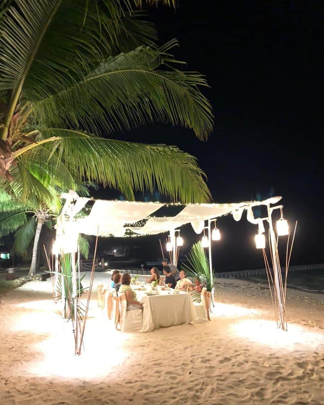 Kim Chiuさんのインスタグラム写真 - (Kim ChiuInstagram)「VALENTINES Dinner by the beach!🌴🌊❤️  swipe right 👉🏻 No words, just want to say #THANKYOU. You never fail to make people around you feel loved and happy! ❤️ @xianlimm   @twoseasonsphilippines @ana_marchadesch @jasonmontinola @mommymaryanne @shootthemrems」2月15日 13時07分 - chinitaprincess