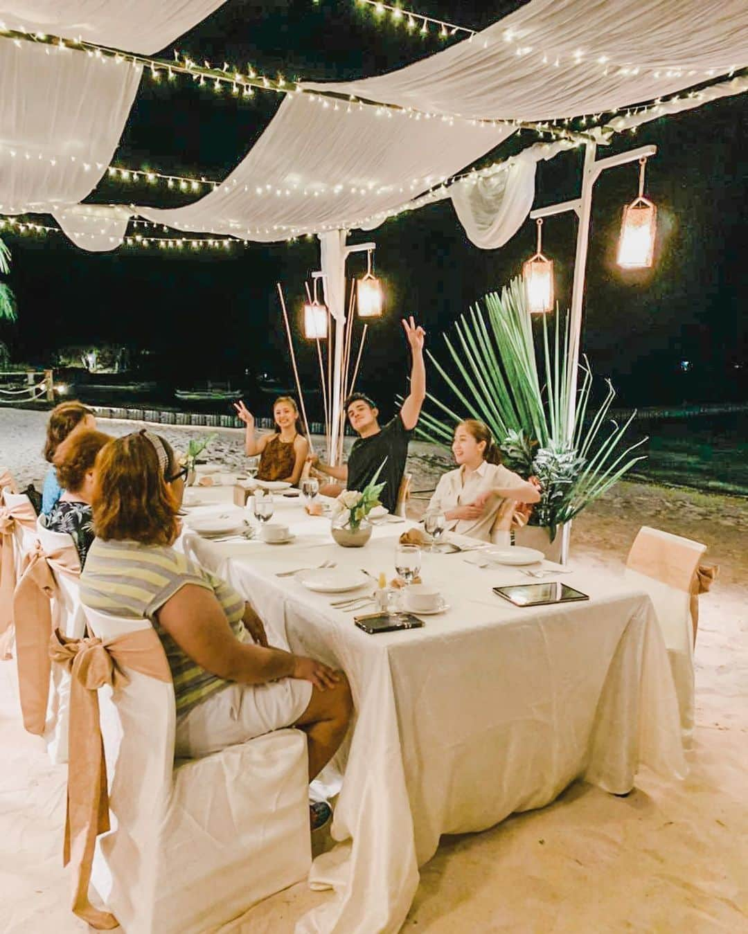 Kim Chiuさんのインスタグラム写真 - (Kim ChiuInstagram)「VALENTINES Dinner by the beach!🌴🌊❤️  swipe right 👉🏻 No words, just want to say #THANKYOU. You never fail to make people around you feel loved and happy! ❤️ @xianlimm   @twoseasonsphilippines @ana_marchadesch @jasonmontinola @mommymaryanne @shootthemrems」2月15日 13時07分 - chinitaprincess