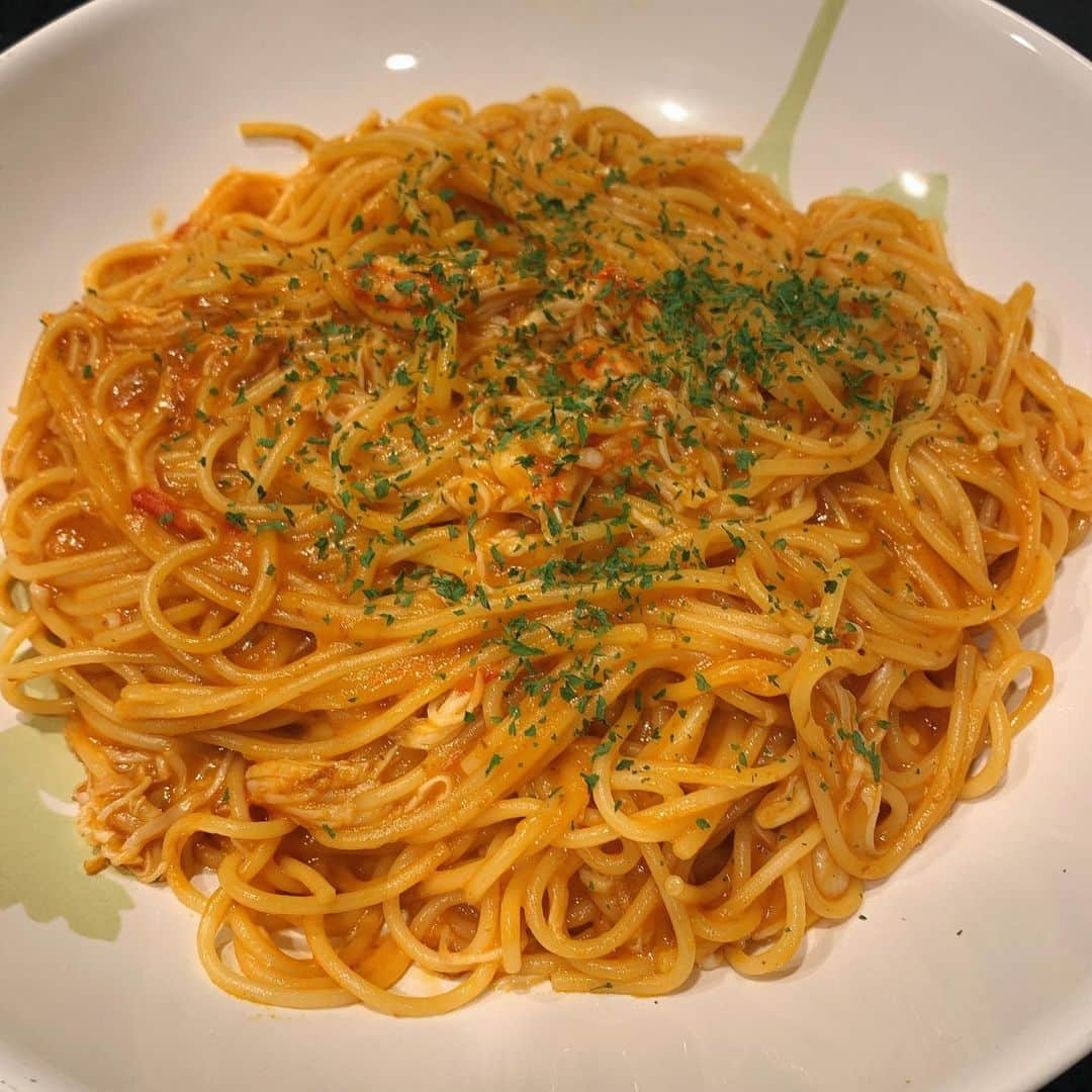 伊豆蔵将太のインスタグラム：「. #パスタ を連続投稿！！(大量買いした乾麺を消費したく…笑) . カニのトマトクリームパスタです。 ふるさと納税でいただいた北海道のズワイガニをほぐして入れました🦀 パセリかけると、それっぽくなって、いいですね！！笑 . 非常に美味でした🙏 . #僕ランチ  #メーテレ #アナウンサー  #伊豆蔵将太」