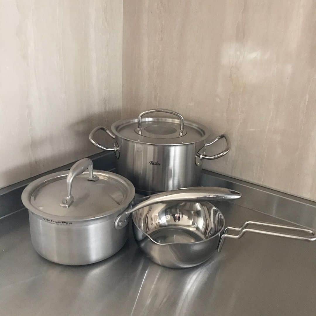 福田葉子さんのインスタグラム写真 - (福田葉子Instagram)「鍋の半分を買い替えました。こんなに料理する日々が続くならと思って。シリーズで揃えるよりいろんな鍋の機能を試してみたくてあえてバラバラに。 フィスラーの両手鍋18㎝、ビタクラフト　プロの片手鍋16㎝、ジオ　プロダクトの行平鍋15㎝。ステンレス鍋の無水調理、すごいですね！世界が変わりました。余熱の本当の意味と威力を知る…。料理上手になったかのような感覚。楽しい。 あと今回、鍋のサイズをダウンして購入。夫婦2人暮らしだともうそんなに大きい鍋必要ないんですよね…。人を招く時は量より種類を出せばいいんだと。特にフィスラーは18㎝か20㎝か迷いに迷ったけど、小さくして正解。使いこんだクリステルの大きな片手鍋がひとつあるのでそれで十分。暮らしのサイズダウン、悪くないですよ。 手放したストウブの大鍋は実家で母が嬉々として使いこなしてるようです。 #fissler #vitacraft #geoproduct #cooking #good #pot #tool #onlineshopping #鍋　#フィスラー　#ビタクラフト　#ジオプロダクト　#ステンレス鍋　#無水調理　#料理　#すごい　#楽しい　#買い替え　#買ってよかった」2月15日 13時12分 - yoyoyokoko