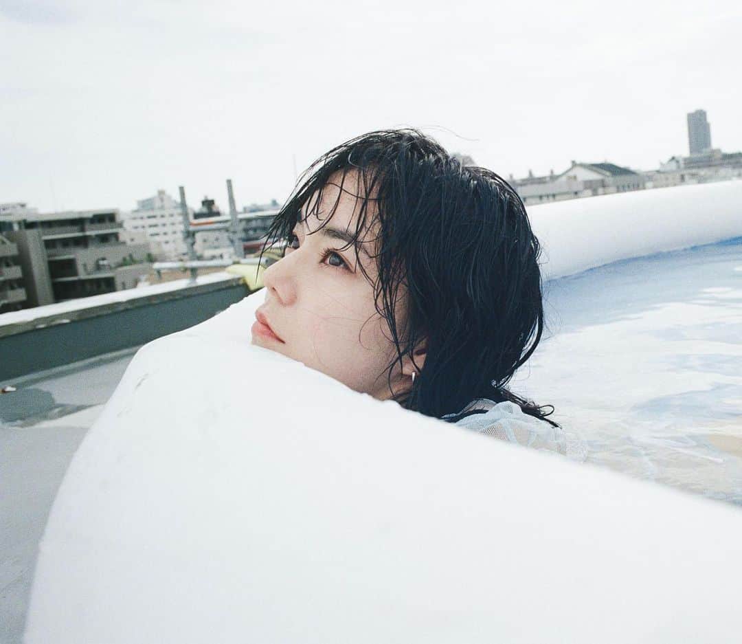 長澤メイのインスタグラム：「髪の毛ずーっと暗くしてるけど たまにちょっぴり 茶色にしたくなる🤣💦笑  phot by @seborikayo」