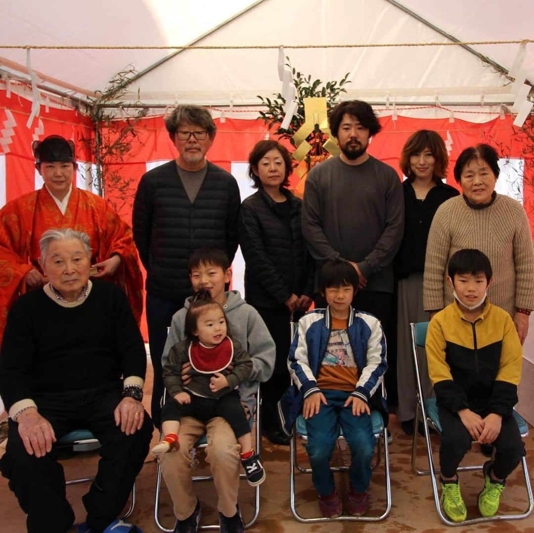 のインスタグラム：「.  【敦賀市】H様邸　２／１３（土）地鎮祭を行いました . 春の訪れを感じるようなお天気に恵まれた良き日に . ご家族皆様でご参加いただきました . 普段は、とっても賑やかなお子様たちも . しっかりとご祈祷をしてくださいました . 今から出来る新しいお家にたくさんのご家族が集う . 楽しい様子が想像できました . ステキなお家作りましょうね .」