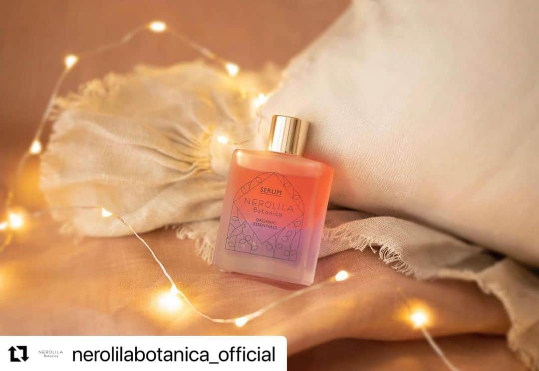 BbyE's official accountのインスタグラム：「_ 抗うつ・抗糖化・抗酸化に着目した2層式美容液  「ドリーミングビューティーセラム」 が 2021年3月19日(金)より先行発売いたします✨  𓇬  落ち込んだ心に光を当てリフトアップする“太陽の薬草=サンシャインハーブ”とよばれるセントジョーンズワートと、生薬では体を温める効果として知られる葛、ヨモギ、さらに活力を与えるオタネニンジンを配合。 お肌と心に安らぎとあたたかさを与え、明るさを取り戻します。   さらに、抗糖化、抗酸化効果で知られる紫根、月見草、ゴツコラを配合し、エイジングやたるみ・くすみが気になるお肌をもっちり・ふっくらと仕上げます。   美しい天然色の赤いセラムは、まさに心も肌も底上げしてくれる美容液。ネロリラオイル美容液史上1番の、まろやかなテクスチャーに完成しました。  ホーリーフ、ベチバー、ゆず、ネロリ、ゼラニウム、ラベンダーのオーガニック精油をブレンドし、自分自身を大きなハグで包むような深い香りは、心が安らぎ、良質な眠りへ誘う処方です。   〈使用方法〉 化粧水の後、二層が混ざり合うようによく振ってから手のひらに適量を取り、両手に乗せたらまずは 深呼吸。お顔全体にマッサージするように馴染ませてください。首、デコルテ、バスト、胸まわりにもマッサージすると、肌がふっくらとします。馴染ませた後は、自分を抱きしめてあげるように、手のひらで顔全体を包んでもう一度深呼吸を。仕上げに、トリプルブルーコンセントレイトや、リッチリフトクリームなどでお肌を整えてください。  𓇬  〈植物美容成分〉 ●セントジョーンズワート(日本・静岡県産) ハーブ活用先進国のドイツでは、神経系の強壮剤ともいえるセントジョーンズワートの優れた効能効果に関して1980年代から数多くの臨床試験が行われてきており、うつ症状の改善と副作用の心配が少ない優れた安全性が実証されています。ドイツ連邦保健庁の薬用植物の評価委員会「コミッションE」※は、セントジョーンズワートをうつ症状改善のための使用を承認。 アメリカでは「サンシャインハーブ」や「ハッピーハーブ」と呼ばれており、心を前向きにして気分を向上・安定させる元気が出るサプリメントとして広く親しまれ、軽症度から中等度のうつ病、 更年期障がい、自律神経失調症などの症状を訴える人に愛用されています。  セラムに使用したセントジョーンズワートは、伝統的な製法「太陽浸出法」で抽出し、天然の赤色の成分を抽出しています。  ※医薬品としてハーブを利用する際、 全性・効果の評価の実施、医薬品として承認するための組織。  ●紫根 抗炎症や殺菌作用があるとされ、古くから漢方薬として親しまれてきました。抗酸化作用も高いとされ、ターンオーバーをサポートする効果が期待できます。 乾燥や炎症などでダメージを受けたお肌をメンテナンスし、くすんだお肌にツヤと潤いを与えます。  ●イブニングプリムローズ γ - リノレン酸が豊富に含まれており、 皮膚細胞の防御機能を増大させて保護膜のように皮膚を守る効果があるといわれています。 “美肌オイル”とも呼ばれるこのオイルは、抗炎症効果も高く、アレルギー性皮膚炎に対する効果も期待されています。 ボリジオイルとともに、ホルモン調整機能が認められています。  ●ゴツコラ アーユルヴェーダで珍重され、優れた抗酸化作用により”若返りのハーブ”としても知られています。 またストレスに対する抵抗力を向上させ、心身に抵抗力をもたらすとともに穏やかな抗うつ作用が期待でき、特にセントジョーンズワートと一緒に使うと抗うつ作用の向上が認められています。  ●その他天然美容成分 オリーブ果実油、チョウマメ花エキス(バタフライピー)、ヒメコウジ葉エキス(ウインターグリーン)、海水、ヒポファエラムノイデス果実油(サジー)、コメヌカ発酵液、ルリジサ種子油、テリハボク種子油(タマヌ)、カニナバラ果実油(ローズヒップ)、オタネニンジン根エキス(高麗人参)、トウビシ果皮エキス、ヨモギ葉エキス、クズ根エキス、アーティチョーク葉エキス、ヒマワリ種子油  ●芳香精油 : ベチベル根油、ラベンダー油、ニオイテンジクアオイ油、ビターオレンジ花油、ユズ果皮油、クスノキ葉油  𓇬  〈製品概要〉 ネロリラ ボタニカ ドリーミングビューティーセラム 32mL / ¥7,500+税  〈発売日〉 ●2021年3月19日(金) 先行発売 シンシア・ガーデン シンシア・ガーデンWEB SHOP(当日AM10:00より発売開始） 伊勢丹新宿店本館地下2階＝ビューティアポセカリー 化粧品オンラインストアmeeco  ※限定品ではないため、事前予約はございません。  ●2021年3月31日(水) 一般発売 ※@nerolilabotanica_official のストーリーズアーカイブにてご覧いただけます。」
