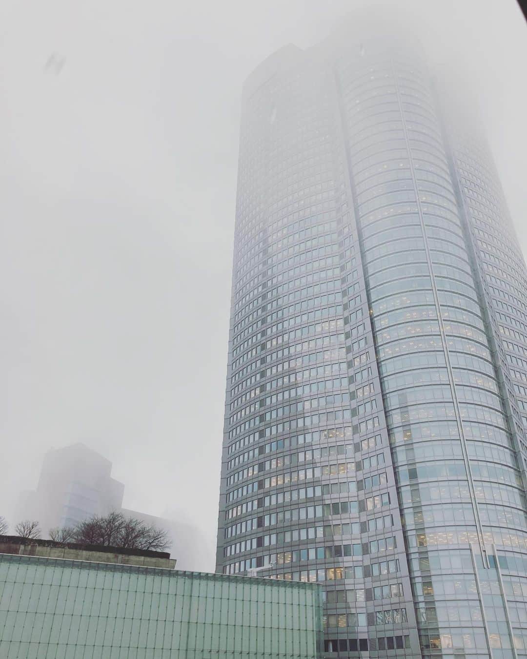 野村真季さんのインスタグラム写真 - (野村真季Instagram)「.  午後1時の東京・六本木ヒルズ。 雨に烟って54階建ての森タワーも上が見えないほどに。  これから雨のピークは東北へと移っていくとのこと、 土曜日の地震で地盤が緩んでいるところもあると思います。 くれぐれもお気をつけて。 . . . 先週の衣装写真です。 2月8日（月）2・3枚目 アクセサリー @ete_official   2月10日（水）4・5枚目 ジャケット・ニット@so_close_official アクセサリー @naturali_jewelry   2月12日（金）6・7枚目 アクセサリー　@ete_official」2月15日 13時32分 - masaki__nomura