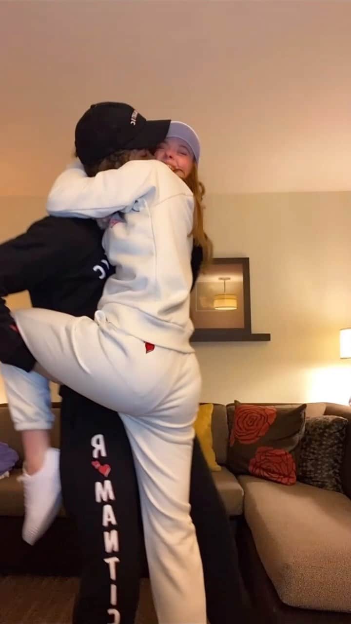 Larsen Thompsonのインスタグラム：「Happy Valentine’s Day from me and my Valentine💗 I love you @gavincasalegno #valentines #couples」