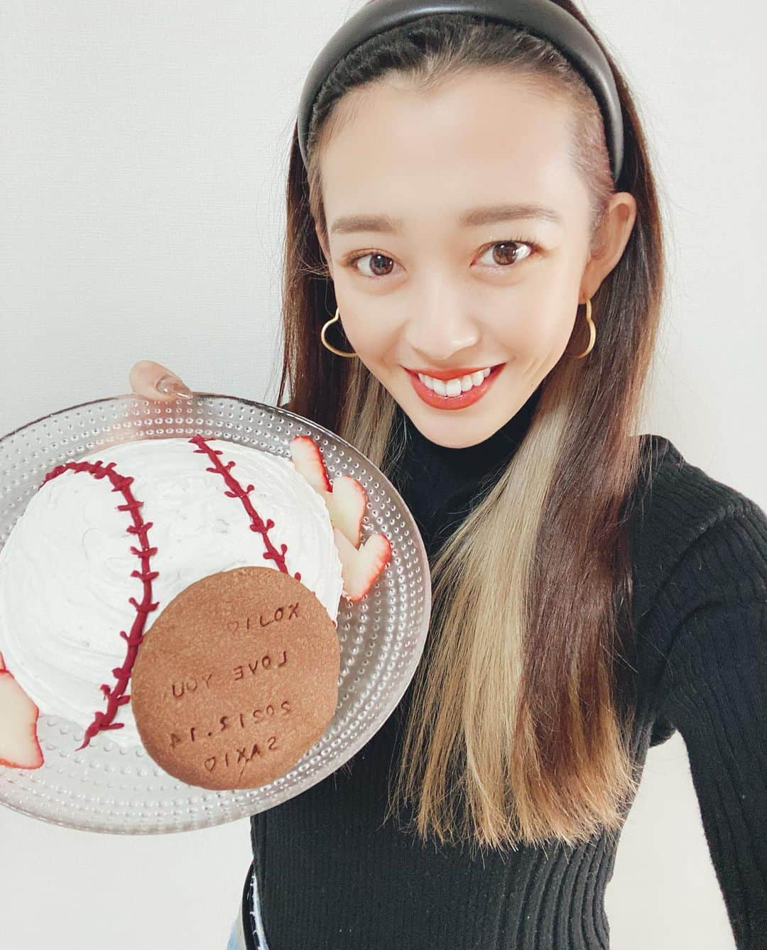 DJ SHERY（小坂早紀）のインスタグラム：「Happy Valentine❤️⚾️   なぜか日本だけ女性が贈るよね👍 バレンタインは「恋人たちのお祭りの日」で男性から女性にプレゼントをするのが一般的らしい！ . けど日本にはホワイトデーってのがあるもんね！笑笑😎 (全国民男性にプレッシャー) . いつもコマウォ❤️サランヘ❤️ . #japan #osaka #valentine #野球ボール　#野球ボールケーキ　#バレンタイン　#企んでる顔　#いつもありがとう」